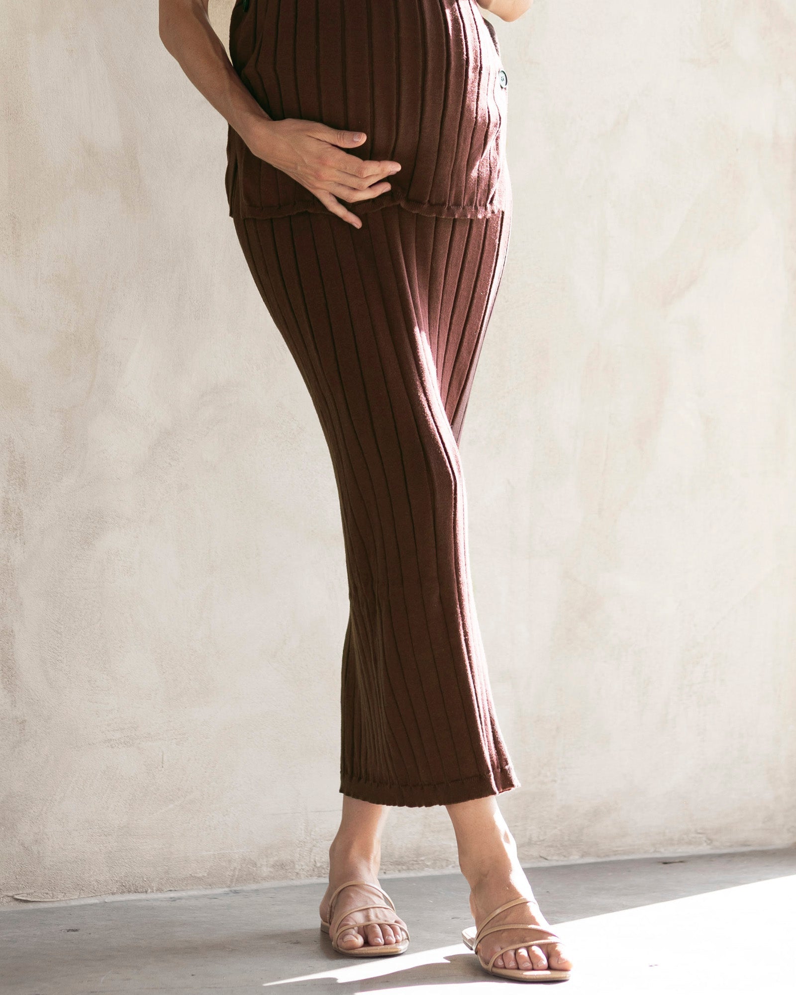Zélie Wide Rib Maternity Midi Skirt in Chocolate